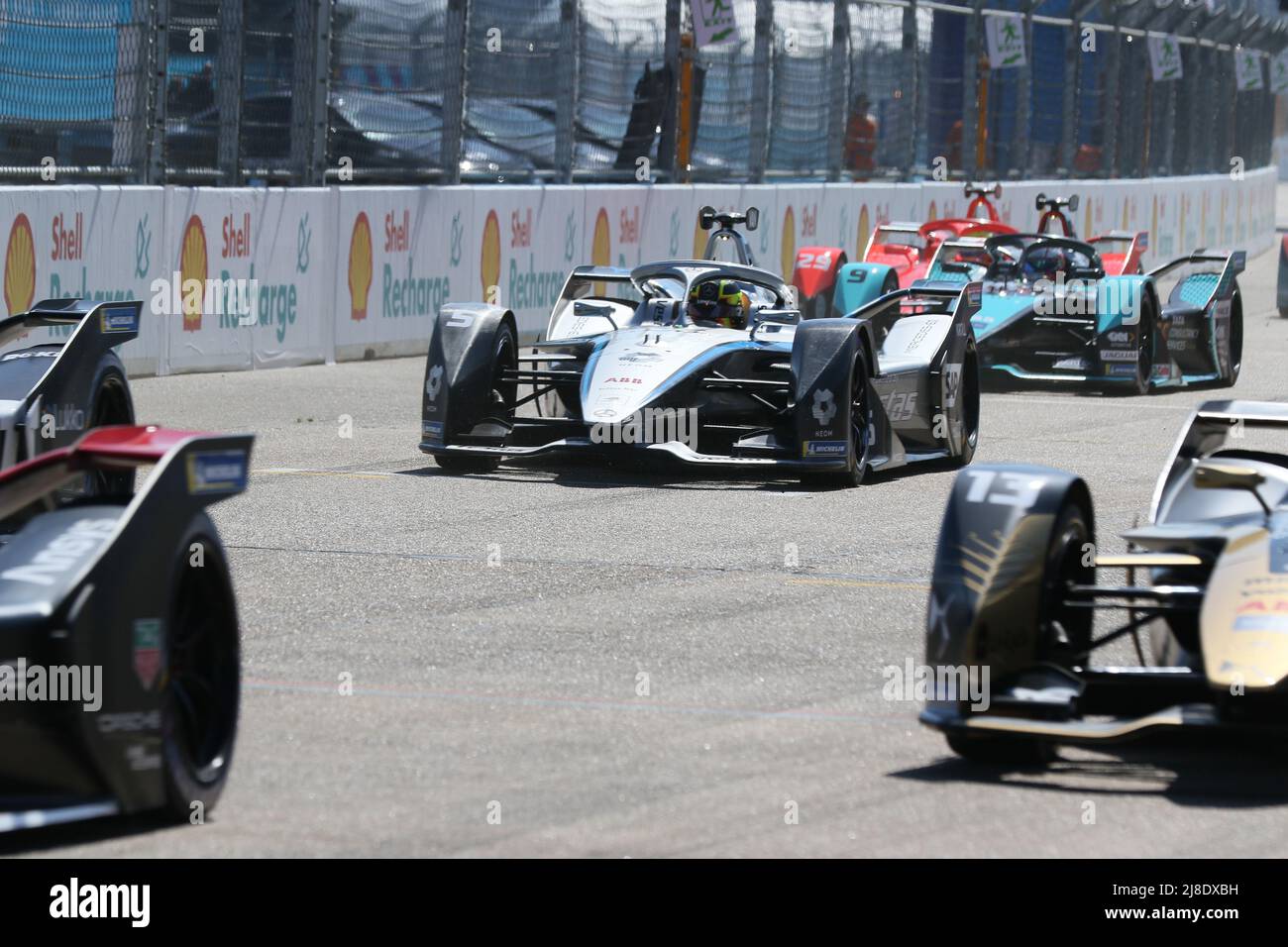 Germania, Berlino, 15 maggio 2022. Auto da corsa elettrica nella gara del 8th. Nyck de Vries, Team Mercedes-EQ vince il Round 8 del Campionato FIA di Formula e ABB 2021/22. Edoardo Mortara del Team ROKIT Venturi Racing conquista il secondo posto e Stoffel Vandoorne del Team Mercedes-EQ conquista il terzo posto. La Shell Recharge Berlin e-Prix 2022 sarà a Berlino il 14th e 15th maggio 2022 con una doppia gara per l'ottava volta. La serie di corse elettriche 2021/2022 si svolgerà presso l'ex aeroporto Tempelhof. Foto Stock