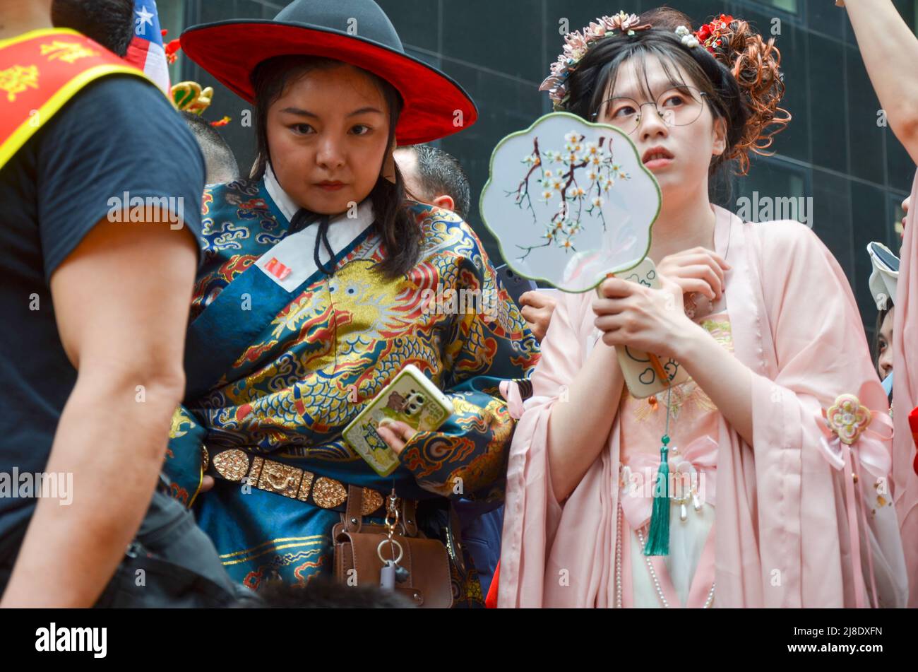 I partecipanti che indossano costumi tradizionali Cinesi marciano lungo la Sesta Avenue durante la prima cultura e Herit Asiatica americana e dell'Islander del Pacifico Foto Stock