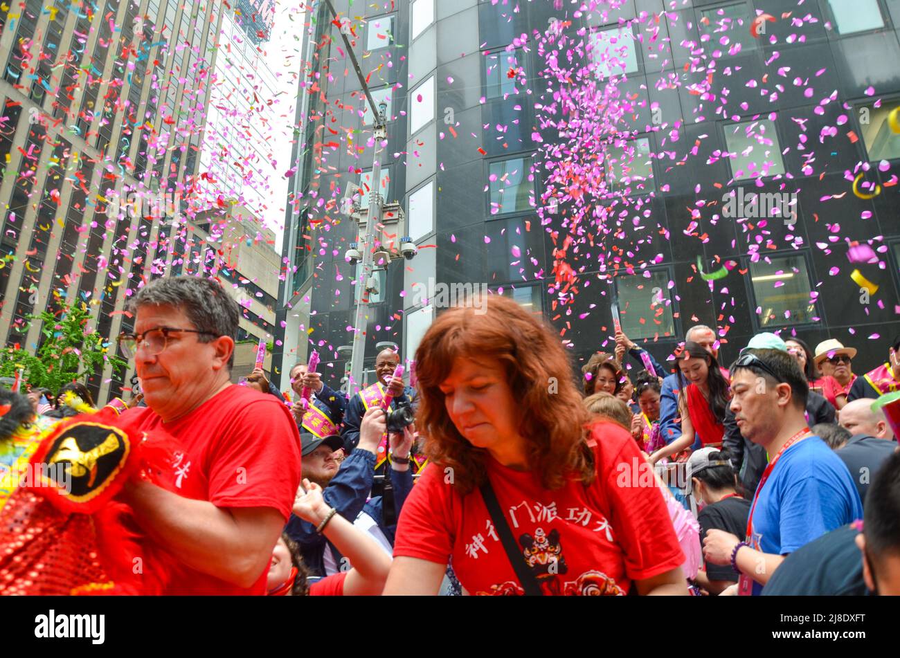 I confetti volano sulla Sesta Avenue durante la prima parata culturale e del patrimonio dell'Islander asiatico-americano a New York il 15 maggio 202 Foto Stock