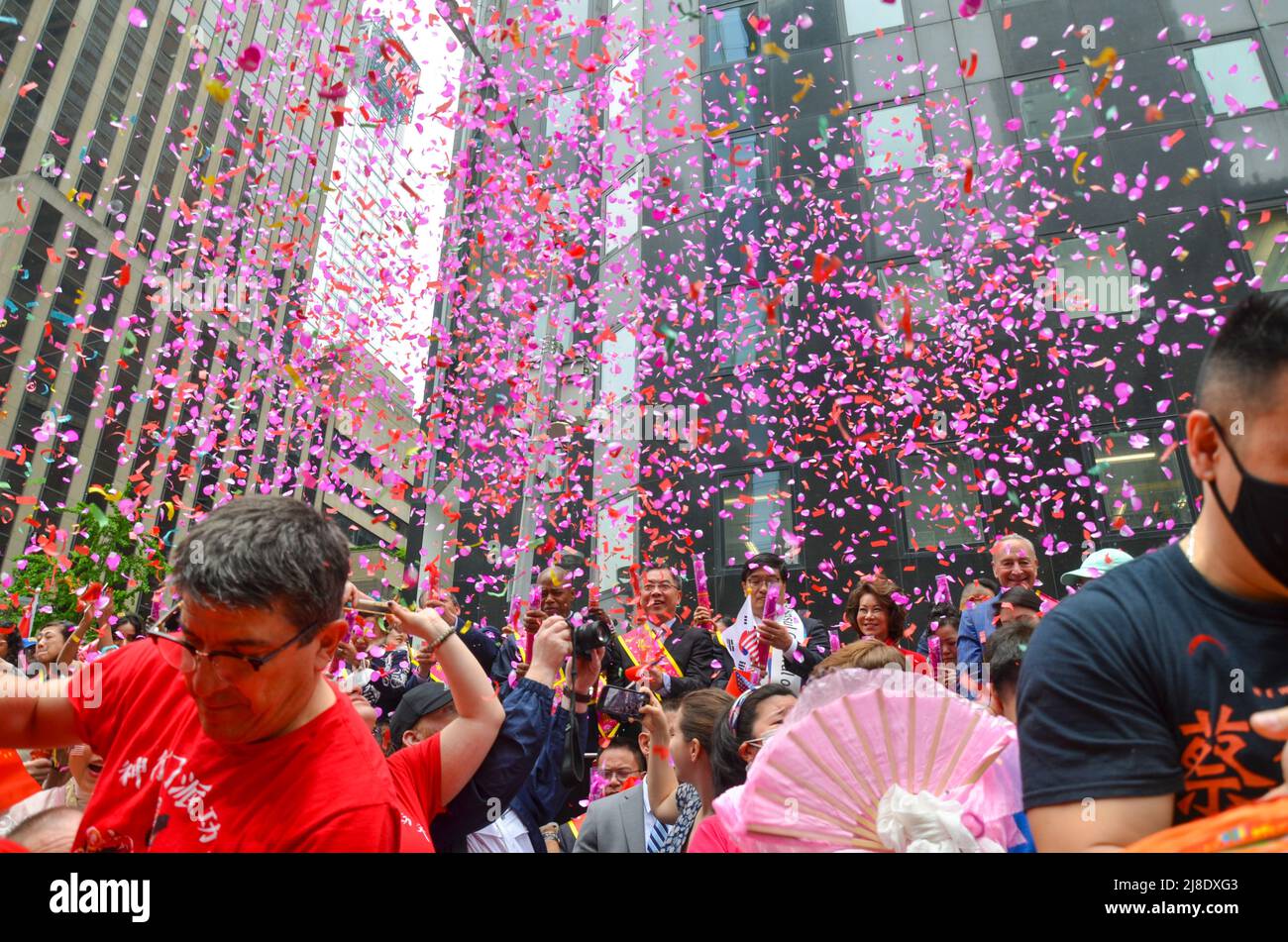 I confetti volano sulla Sesta Avenue durante la prima parata culturale e del patrimonio dell'Islander asiatico-americano a New York il 15 maggio 202 Foto Stock