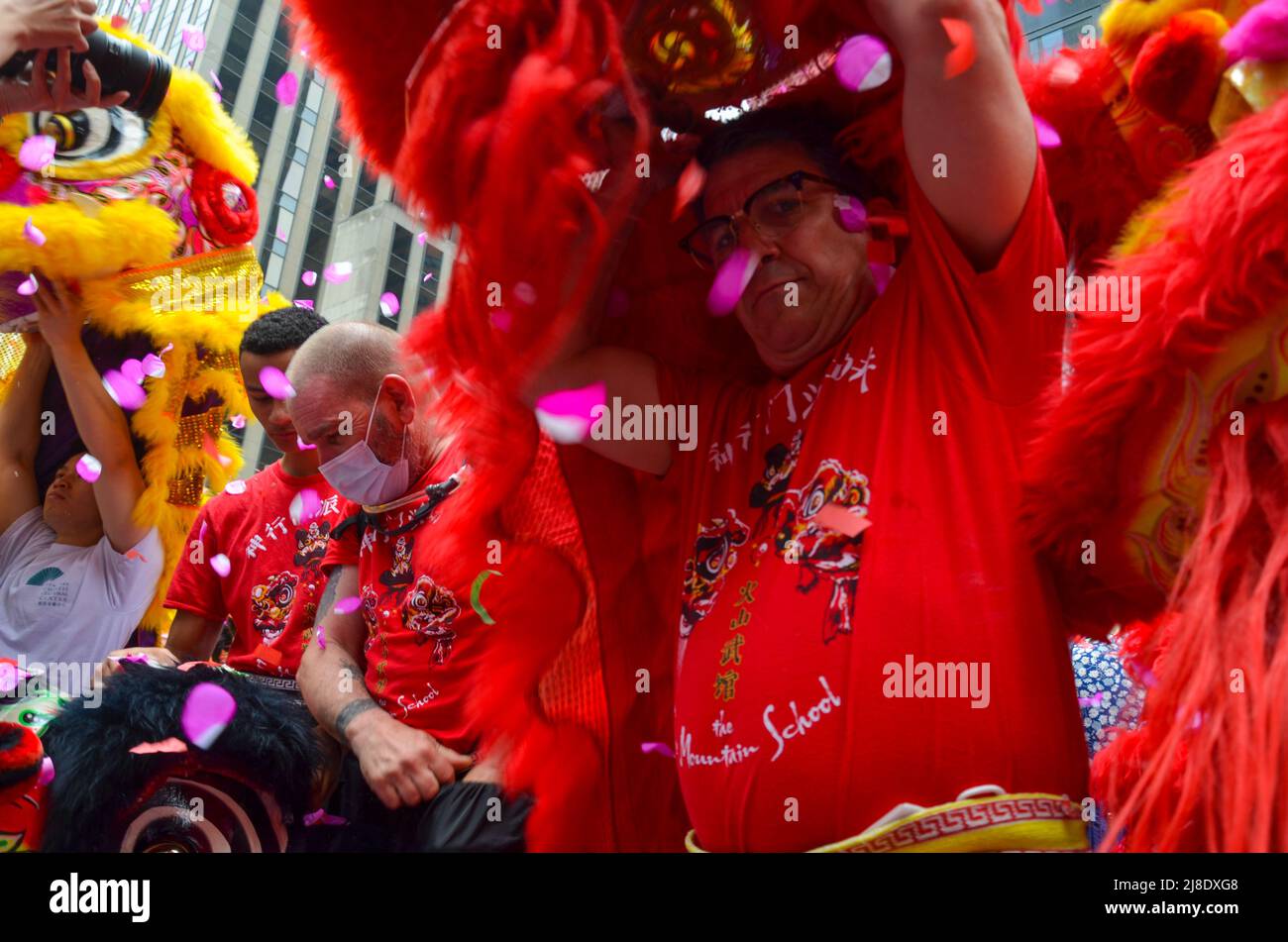 I Lions cinesi ballano sulla Sixth Avenue, New York City per celebrare la prima parata culturale e del patrimonio dell'Islander asiatico-americano e del Pacifico Foto Stock