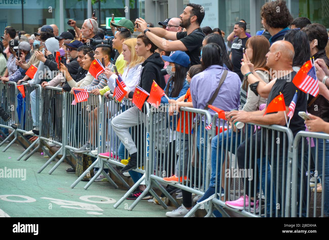 Gli spettatori si sono riuniti sulla Sixth Avenue, New York City per celebrare la primissima Parata culturale e del patrimonio dell'Islander asiatico-americano e del Pacifico il prossimo maggio Foto Stock