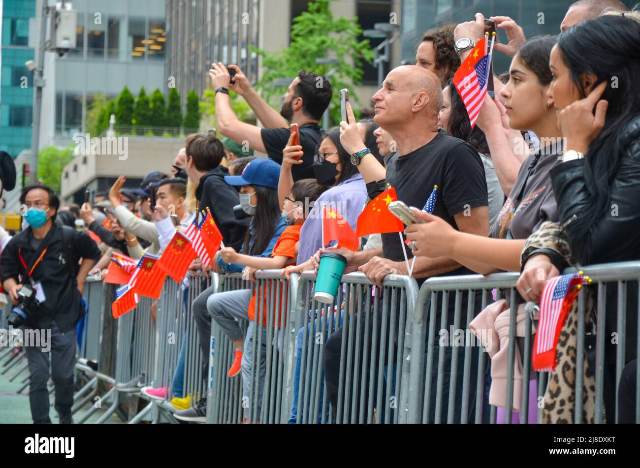 Gli spettatori si sono riuniti sulla Sixth Avenue, New York City per celebrare la primissima Parata culturale e del patrimonio dell'Islander asiatico-americano e del Pacifico il prossimo maggio Foto Stock