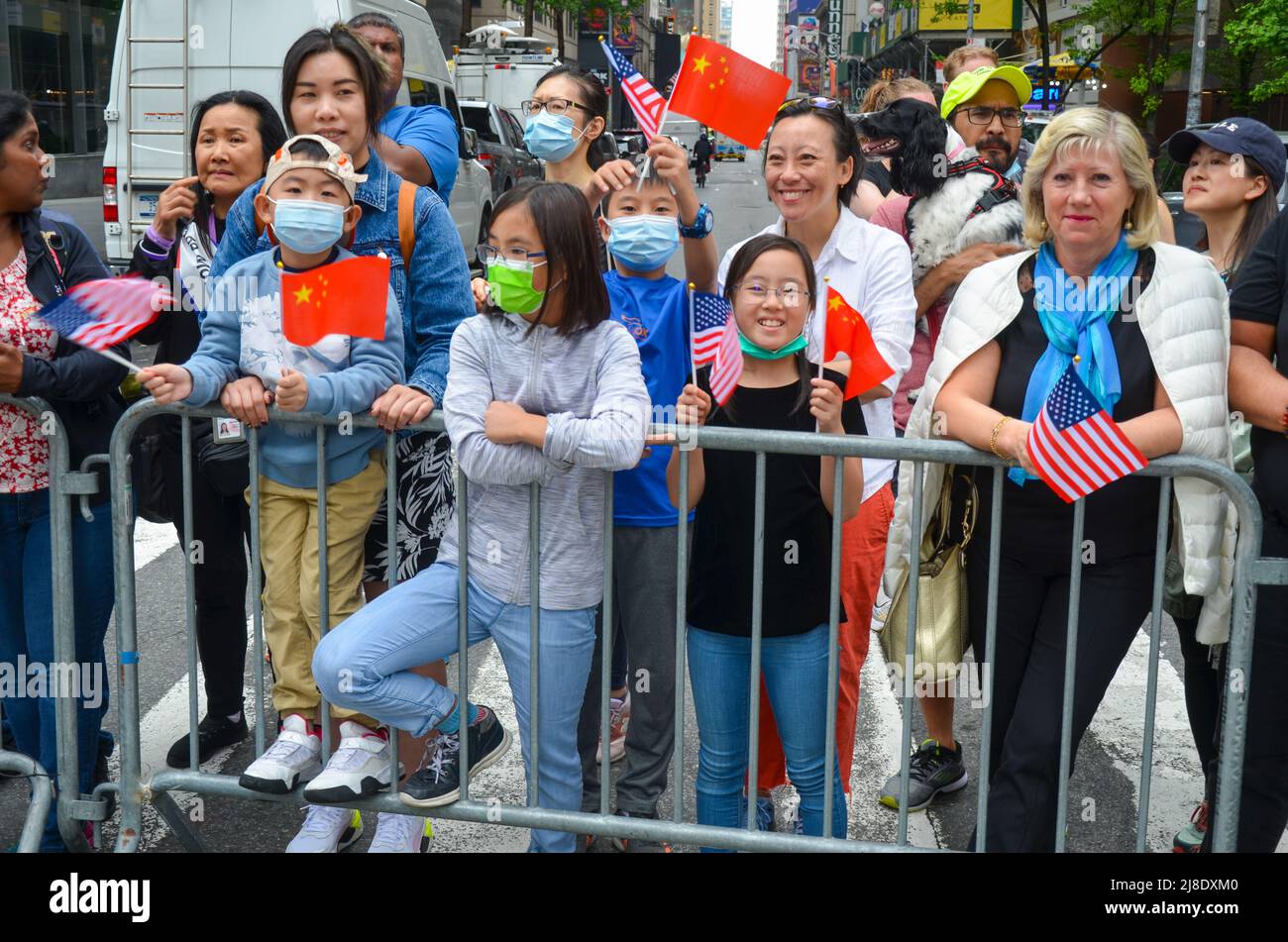 Si vede giovane spettatore tenendo gli Stati Uniti e le bandiere cinesi sulla Sixth Avenue, New York City per celebrare il primissimo americano asiatico e Paci Foto Stock