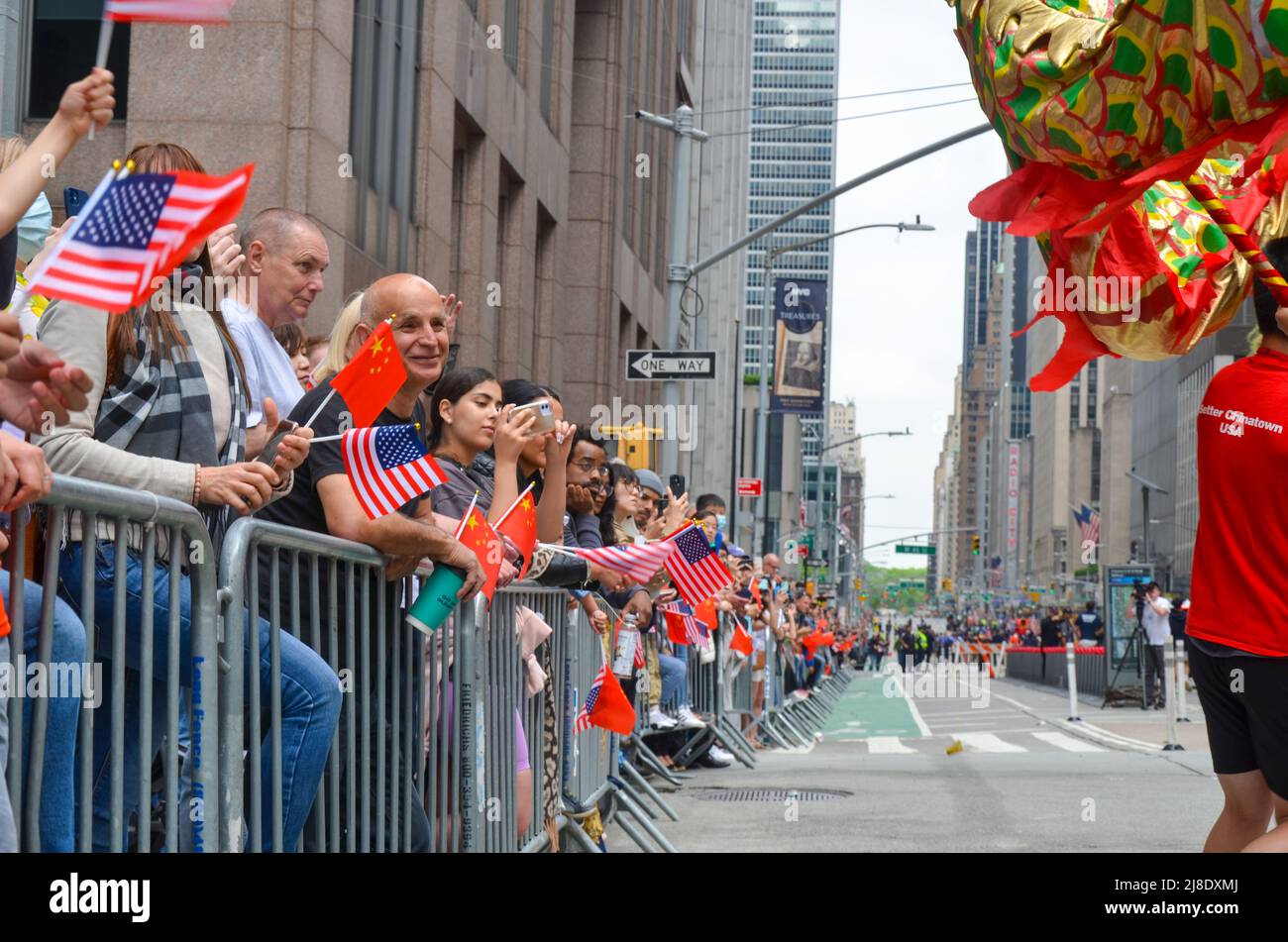 Gli spettatori si sono riuniti sulla Sixth Avenue, New York City per celebrare la primissima Parata culturale e del patrimonio dell'Islander asiatico-americano e del Pacifico il prossimo maggio Foto Stock