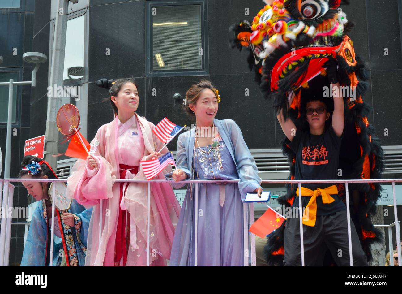 I Lions cinesi ballano sulla Sixth Avenue, New York City per celebrare la prima parata culturale e del patrimonio dell'Islander asiatico-americano e del Pacifico Foto Stock