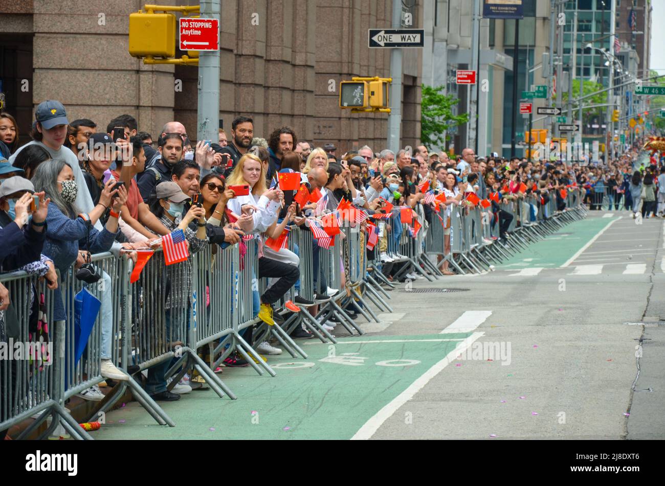 Gli spettatori si sono riuniti sulla Sixth Avenue, New York City per celebrare la primissima Parata culturale e del patrimonio dell'Islander asiatico-americano e del Pacifico il prossimo maggio Foto Stock