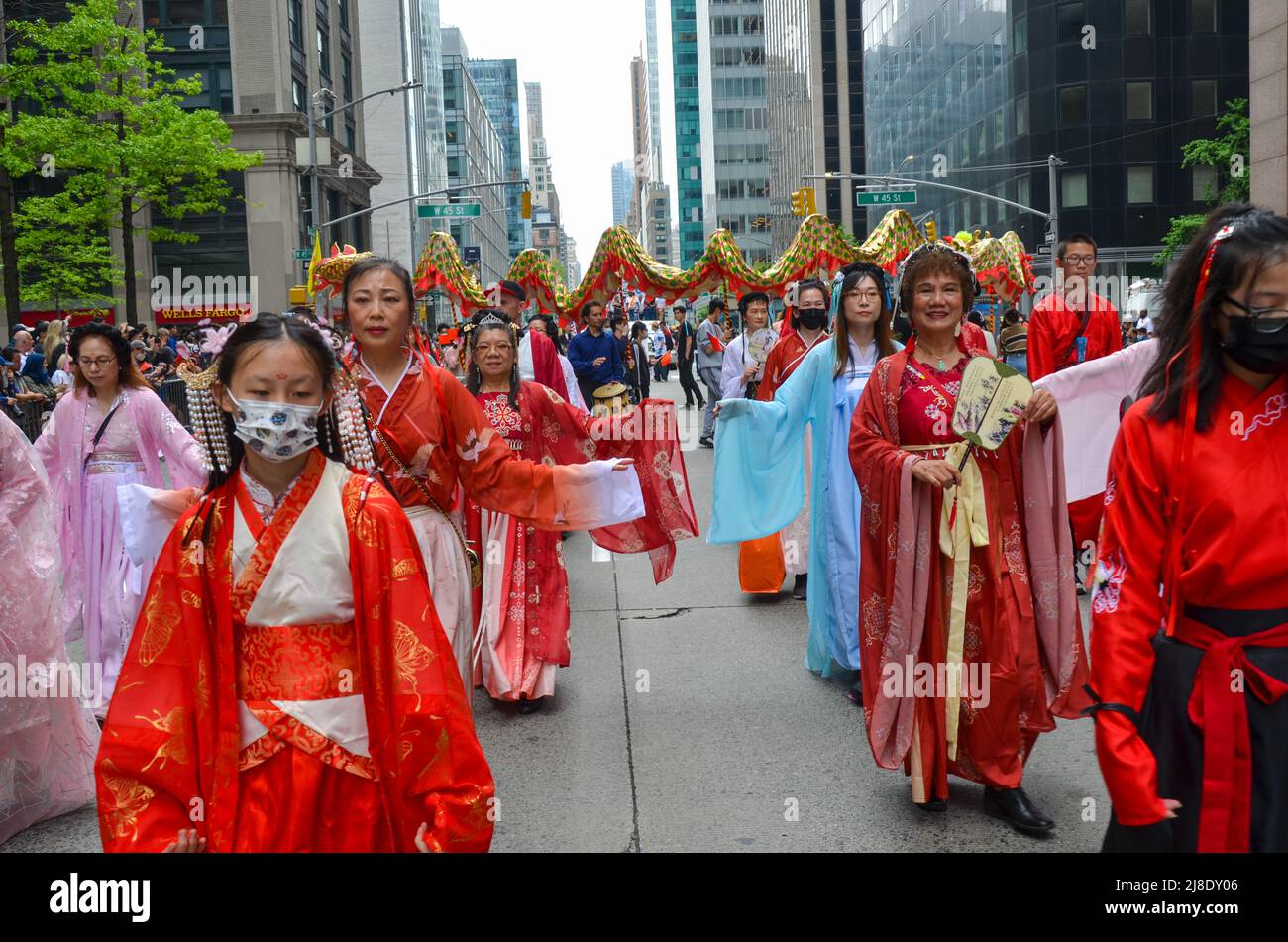 I partecipanti si sfilano lungo la Sesta Avenue durante la prima parata culturale e del patrimonio dell'Islander asiatico-americano a New York il 15 maggio Foto Stock