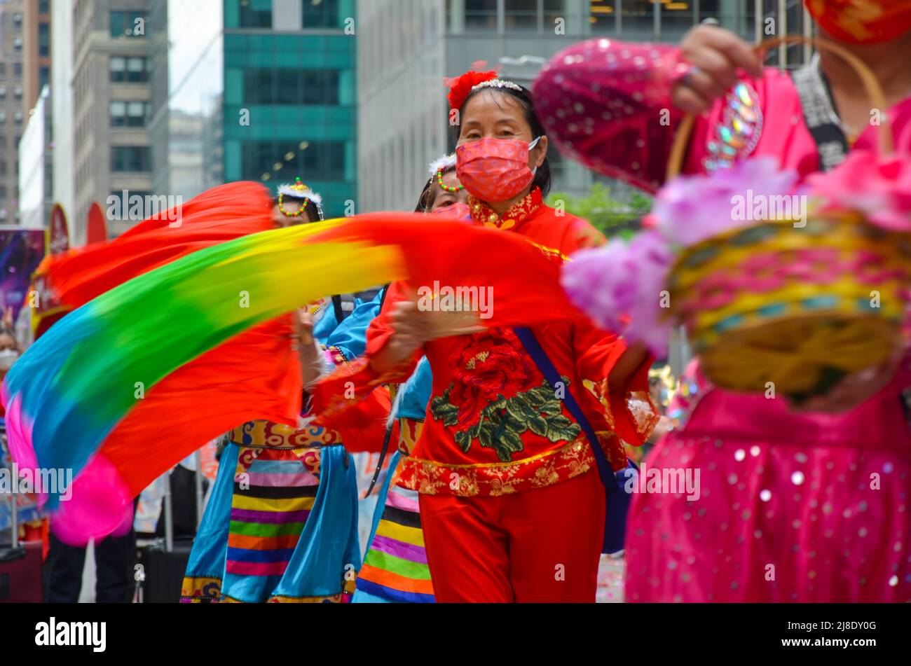 I partecipanti si sfilano lungo la Sesta Avenue durante la prima parata culturale e del patrimonio dell'Islander asiatico-americano a New York il 15 maggio Foto Stock