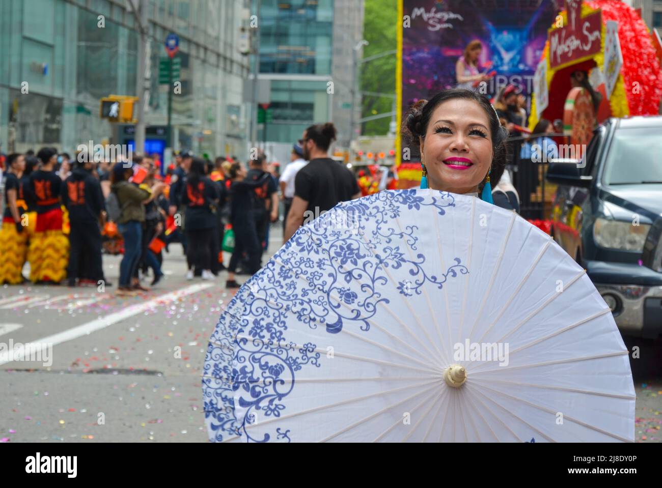 Il partecipante si sposa con l'ombrello cinese tradizionale sulla Sixth Avenue durante il primo americano asiatico e Pacific Islander Cultural and Heri Foto Stock