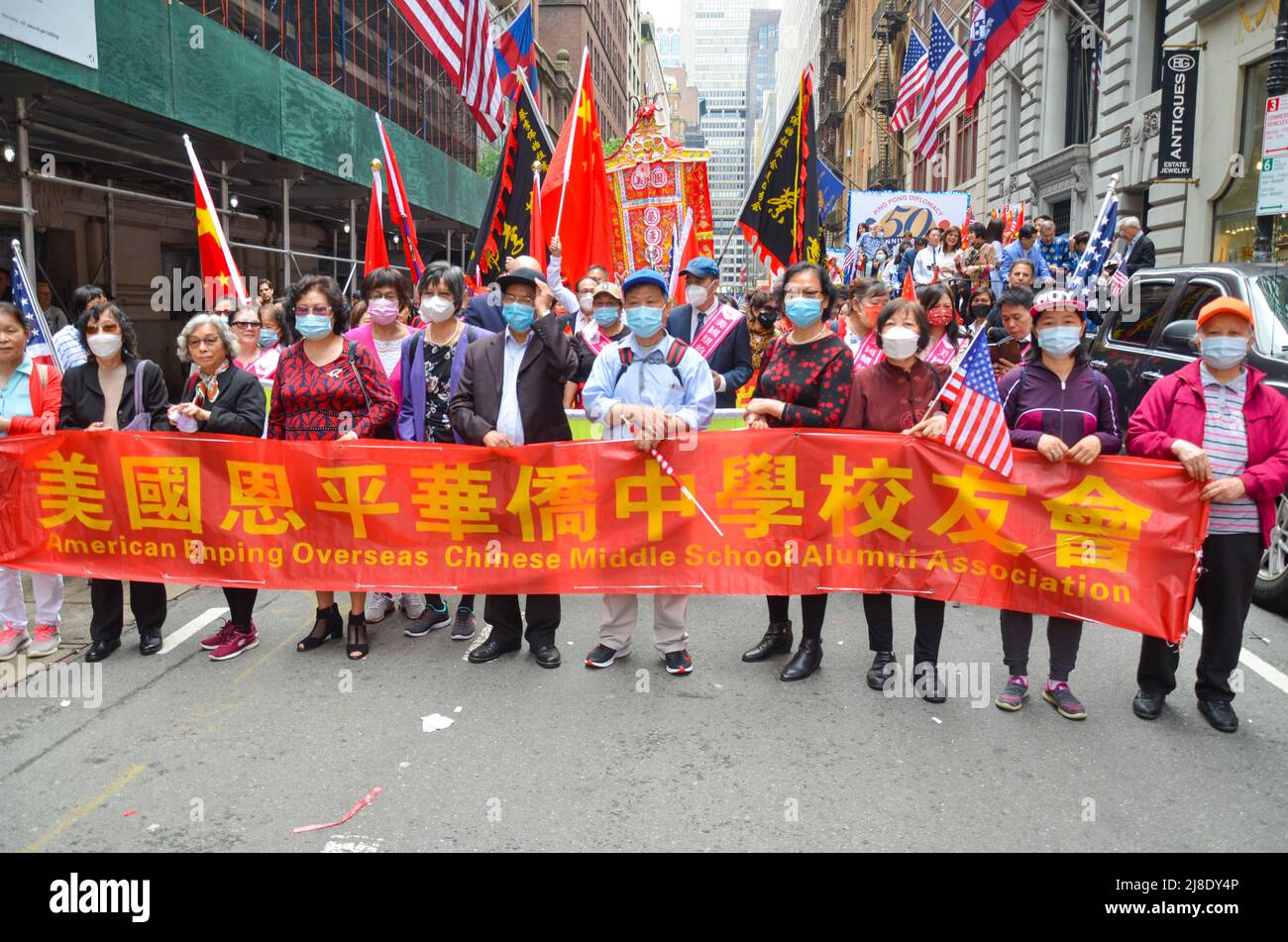 I partecipanti si sfilano lungo la Sixth Avenue durante la prima parata culturale e del patrimonio dell'Islander asiatico-americano a New York il 1 maggio Foto Stock