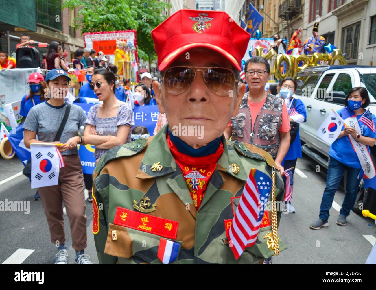 Il veterano della guerra coreana si scaccia lungo la Sixth Avenue durante la prima parata culturale e del patrimonio dell'Islander asiatico-americano a New York City o Foto Stock