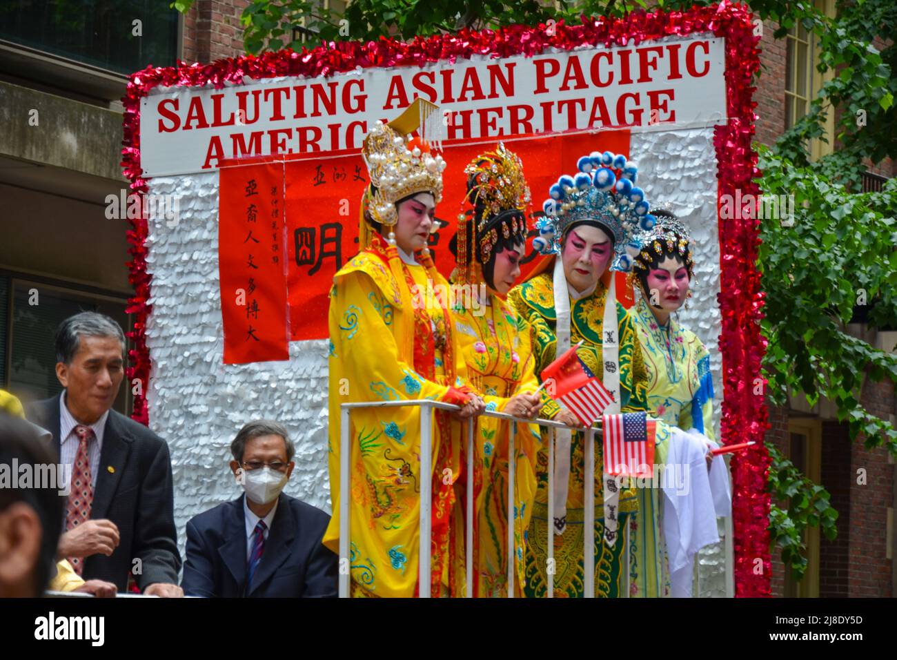 I partecipanti si sposano con i tradizionali abiti cinesi sulla Sixth Avenue durante il primo americano asiatico e Pacific Islander Cultural and Herit Foto Stock