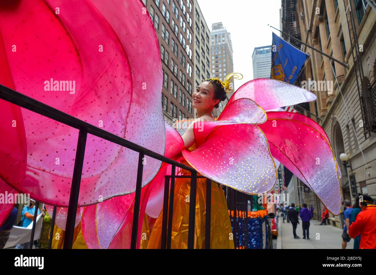 Il partecipante è visto indossare un costume malese, marches giù su Sixth Avenue durante la prima asiatica americana e Pacific Islander Cultural e lei Foto Stock