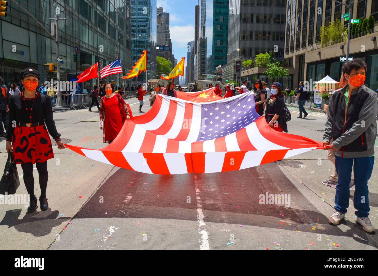 Il partecipante è visto tenendo bandiere giganti cinesi e degli Stati Uniti sulla Sixth Avenue durante la prima Asian American and Pacific Islander Cultural in assoluto Foto Stock