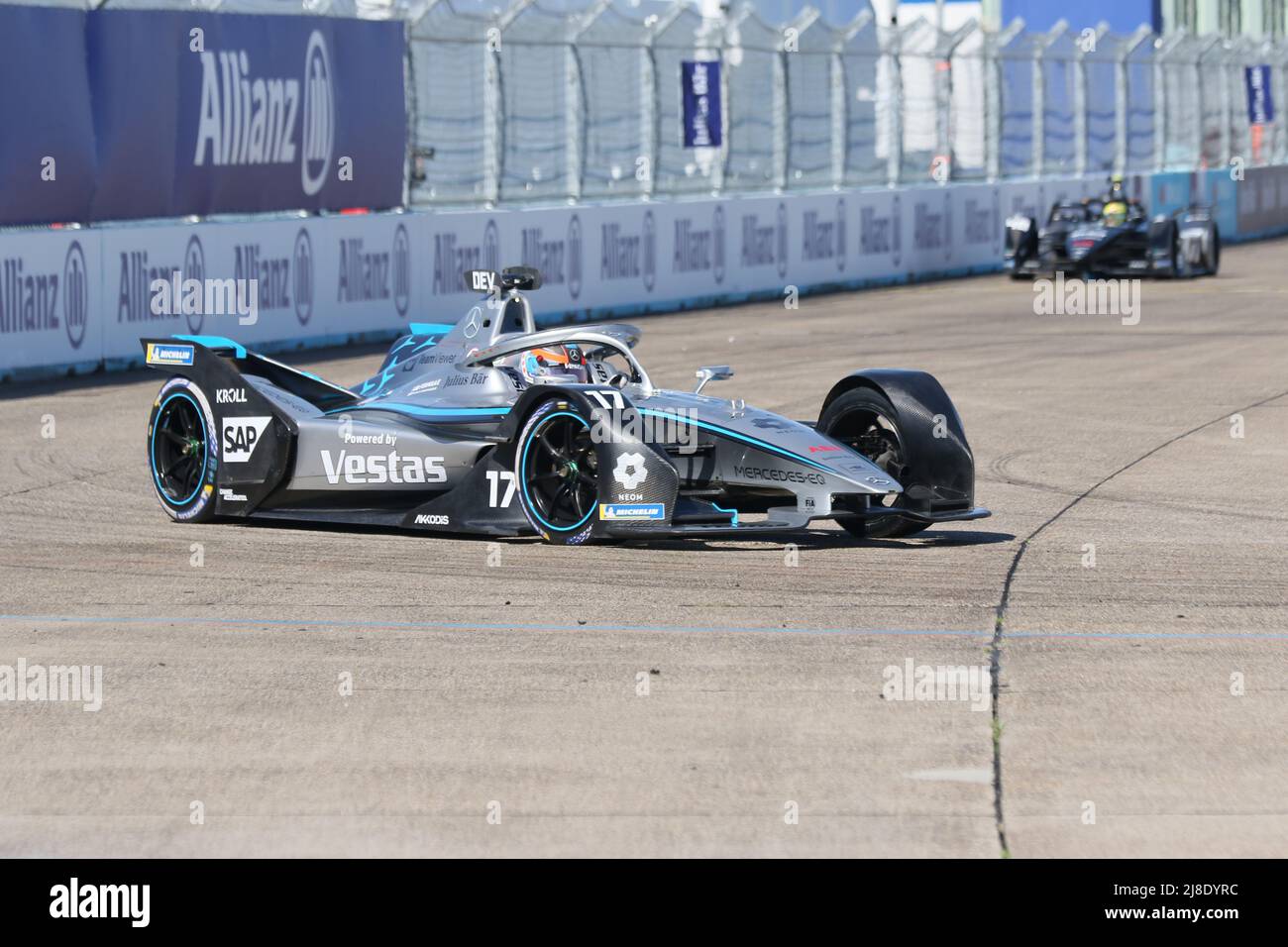 Germania, Berlino, 15 maggio 2022. Auto da corsa elettrica nella gara del 8th. Nyck de Vries, Team Mercedes-EQ vince il Round 8 del Campionato FIA di Formula e ABB 2021/22. Edoardo Mortara del Team ROKIT Venturi Racing conquista il secondo posto e Stoffel Vandoorne del Team Mercedes-EQ conquista il terzo posto. La Shell Recharge Berlin e-Prix 2022 sarà a Berlino il 14th e 15th maggio 2022 con una doppia gara per l'ottava volta. La serie di corse elettriche 2021/2022 si svolgerà presso l'ex aeroporto Tempelhof. Foto Stock