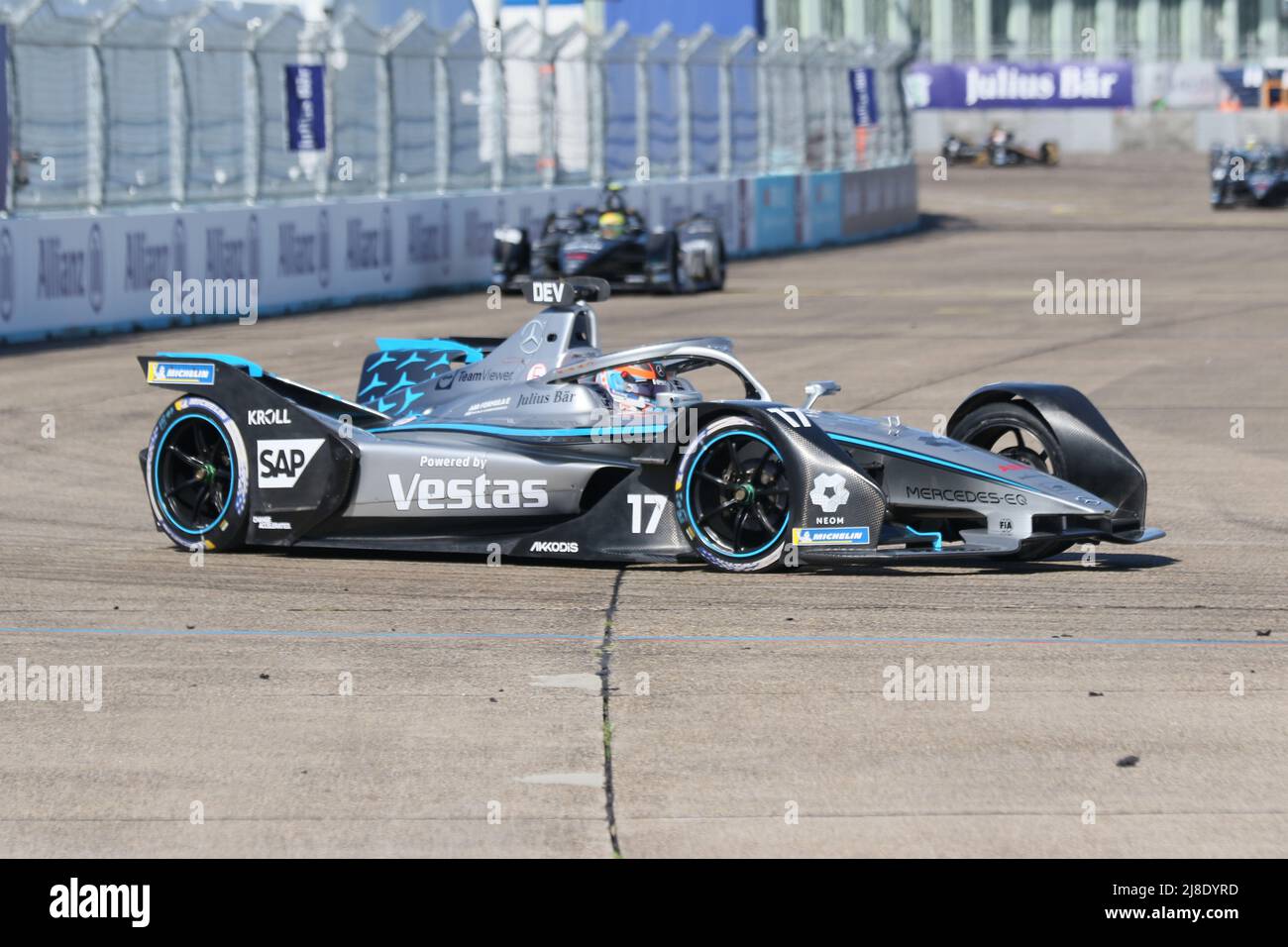 Germania, Berlino, 15 maggio 2022. Auto da corsa elettrica nella gara del 8th. Nyck de Vries, Team Mercedes-EQ vince il Round 8 del Campionato FIA di Formula e ABB 2021/22. Edoardo Mortara del Team ROKIT Venturi Racing conquista il secondo posto e Stoffel Vandoorne del Team Mercedes-EQ conquista il terzo posto. La Shell Recharge Berlin e-Prix 2022 sarà a Berlino il 14th e 15th maggio 2022 con una doppia gara per l'ottava volta. La serie di corse elettriche 2021/2022 si svolgerà presso l'ex aeroporto Tempelhof. Foto Stock