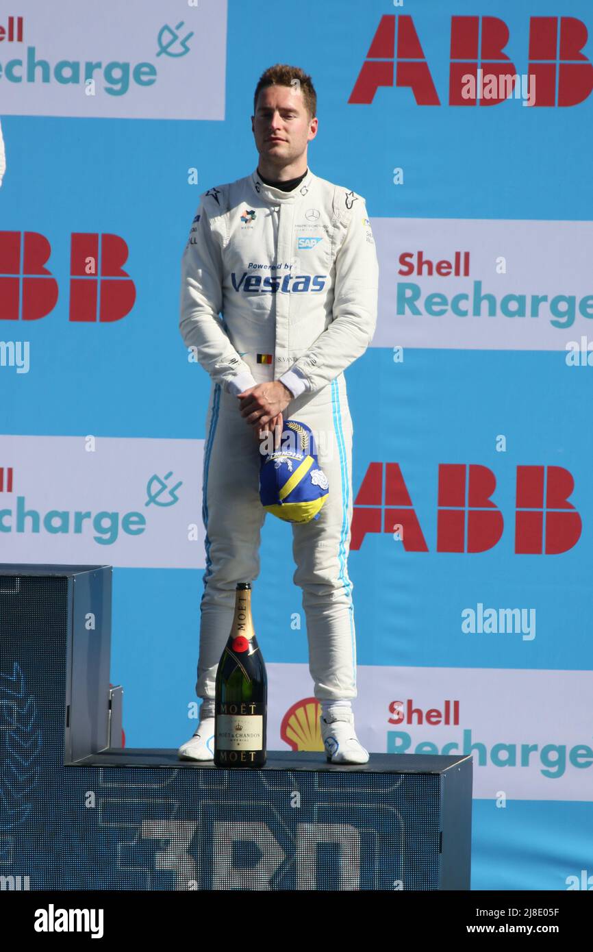 Germania, Berlino, 15 maggio 2022. Stoffel Vandoorne alla cerimonia di premiazione. Nyck de Vries, Team Mercedes-EQ vince il Round 8 del Campionato FIA di Formula e ABB 2021/22. Edoardo Mortara del Team ROKIT Venturi Racing conquista il secondo posto e Stoffel Vandoorne del Team Mercedes-EQ conquista il terzo posto. La Shell Recharge Berlin e-Prix 2022 sarà a Berlino il 14th e 15th maggio 2022 con una doppia gara per l'ottava volta. La serie di corse elettriche 2021/2022 si svolgerà presso l'ex aeroporto Tempelhof. Foto Stock