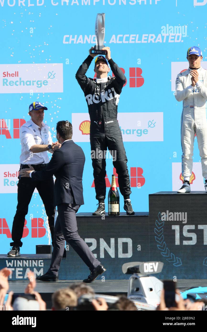 Germania, Berlino, 15 maggio 2022. Edoardo Mortara alla cerimonia di premiazione. Nyck de Vries, Team Mercedes-EQ vince il Round 8 del Campionato FIA di Formula e ABB 2021/22. Edoardo Mortara del Team ROKIT Venturi Racing conquista il secondo posto e Stoffel Vandoorne del Team Mercedes-EQ conquista il terzo posto. La Shell Recharge Berlin e-Prix 2022 sarà a Berlino il 14th e 15th maggio 2022 con una doppia gara per l'ottava volta. La serie di corse elettriche 2021/2022 si svolgerà presso l'ex aeroporto Tempelhof. Foto Stock