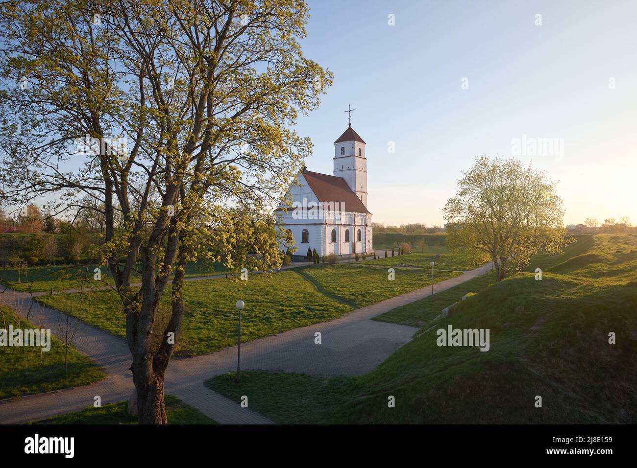 Antica chiesa di trasfigurazione ortodossa al tramonto nella città di Zaslavl, nella regione di Minsk. Bielorussia. Foto Stock