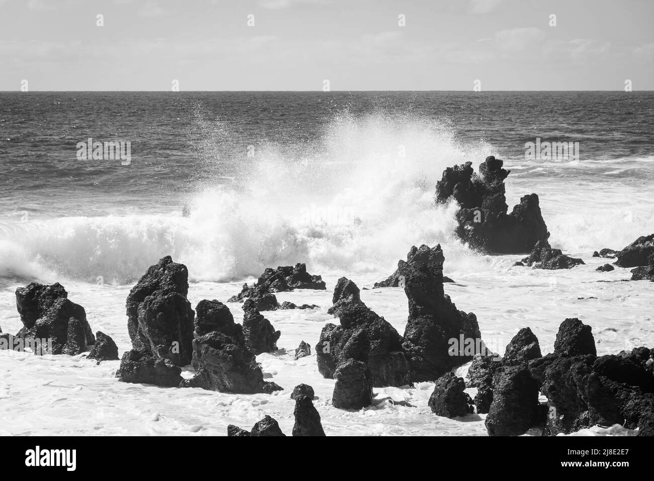 Onde potenti contro le cataste di mare dell'isola di Lanzarote, Oceano Atlantico, Isole Canarie, Spagna Foto Stock