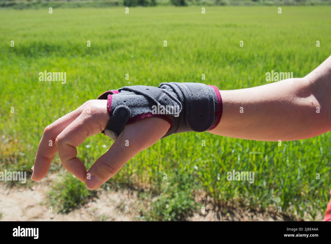 Mano di una donna caucasica che indossa una stecca di riposo per proteggere la sua mano ferita. Madrid, Spagna Foto Stock