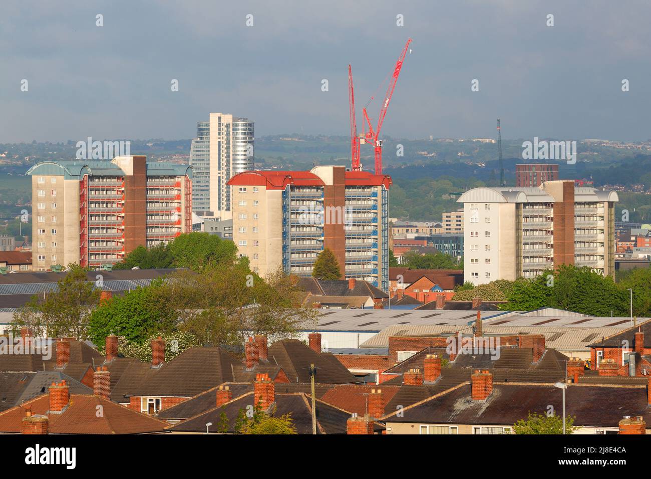 Leeds con Bridgewater Place soprannominato il Dalek. Gli appartamenti bassi in primo piano sono Saville Green, Appleton Court & Appleton Close Foto Stock