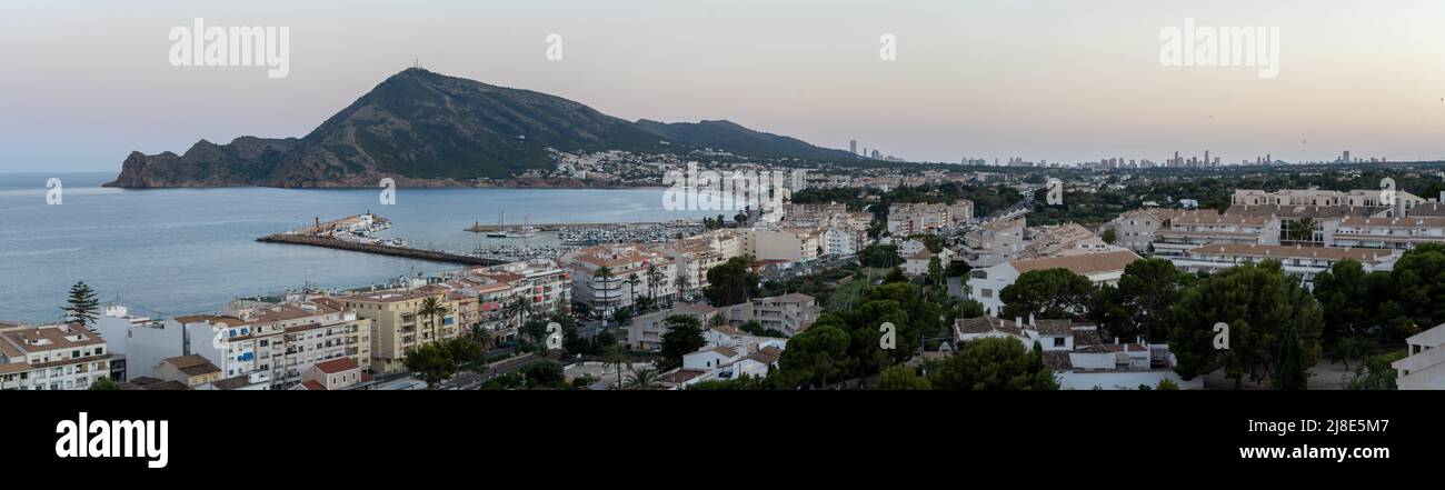Altea, una città della Costa Blanca ad Alicante, Spagna, con la 'Sierra Helada' e Benidorm sullo sfondo. Tipica destinazione di pensionamento Foto Stock