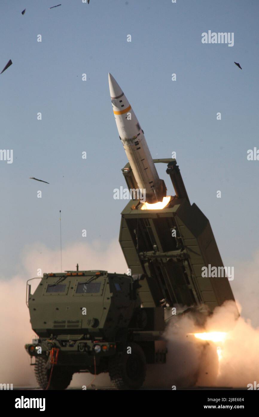 Un missile del sistema missilistico tattico M57A1 dell'esercito degli Stati Uniti è lanciato da un lanciatore multiplo del sistema del razzo di lancio M270A1 o ATACMS, 14 giugno 2012 alla gamma missilistica di White Sands, New Mexico. Foto Stock