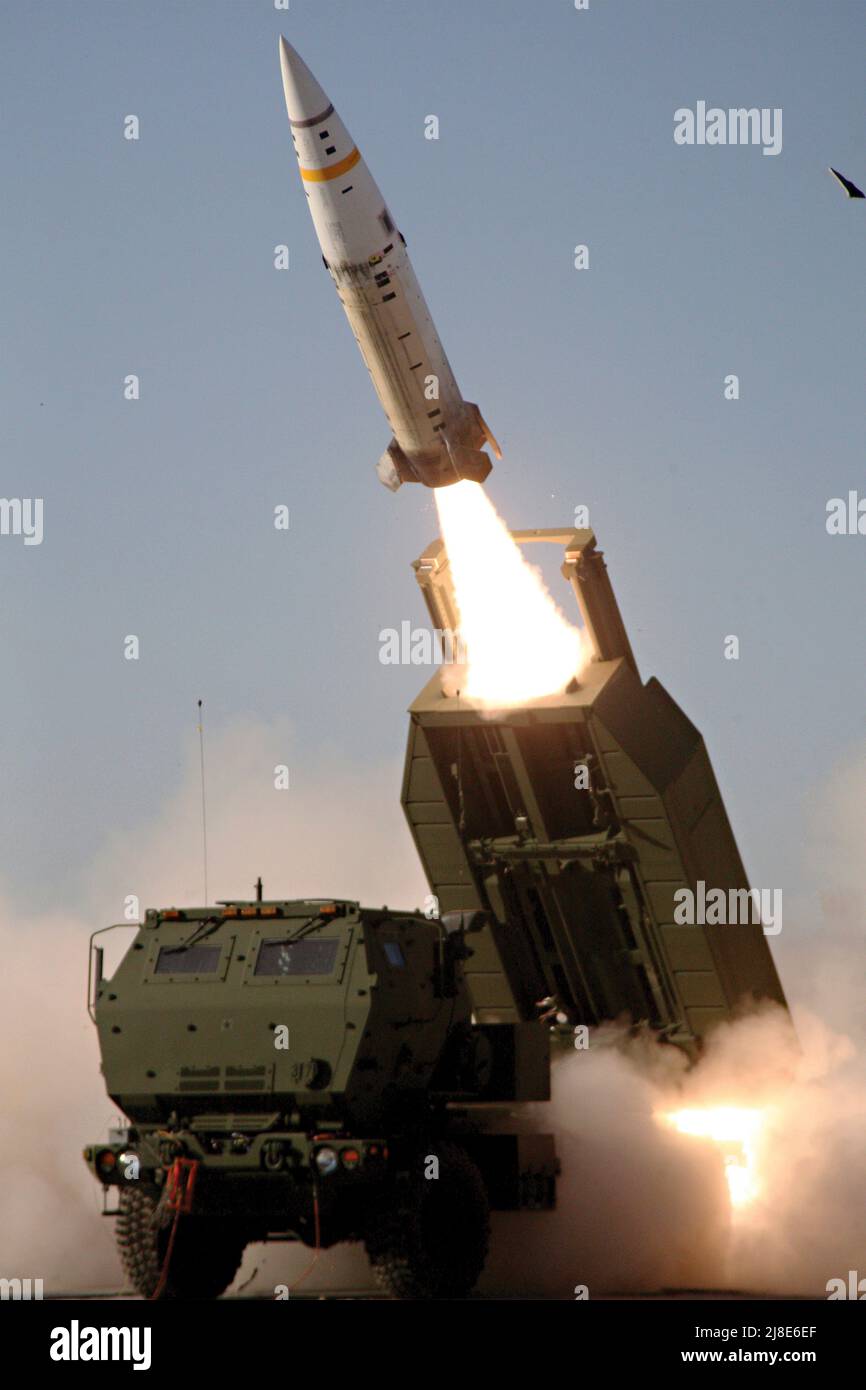 Un missile del sistema missilistico tattico M57A1 dell'esercito degli Stati Uniti è lanciato da un lanciatore multiplo del sistema del razzo di lancio M270A1 o ATACMS, 14 giugno 2012 alla gamma missilistica di White Sands, New Mexico. Foto Stock