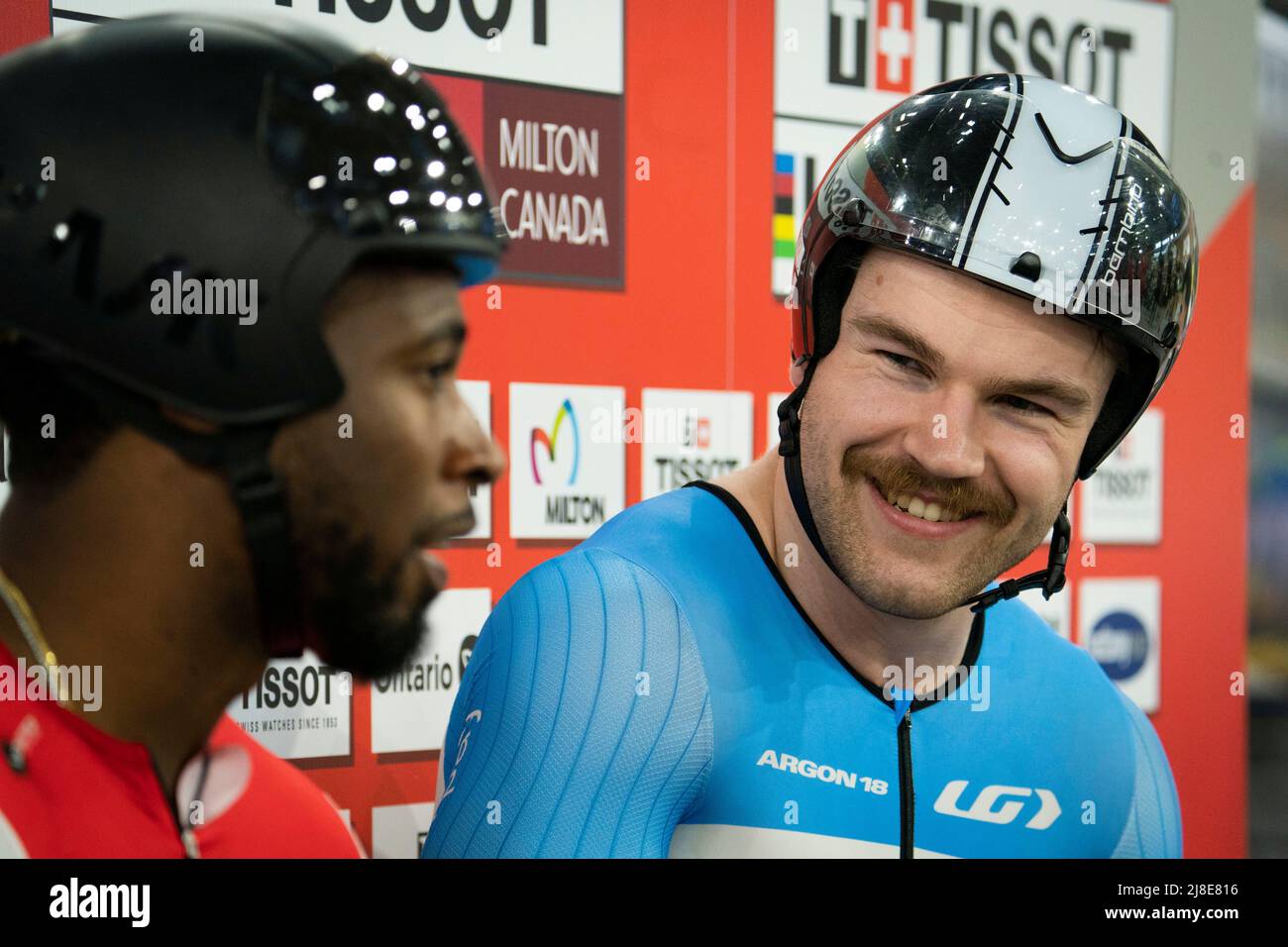 15 maggio 2022, Milton, ONT, PUÒ: Ryan Dodyk (60) del Canada, a destra, sorride prima della sua corsa di sprint mentre chiacchiera con Kwesi Browne (133) di Trinidad e Tobago alla tazza di Nazioni di pista di UCI a Milton, Ont. Domenica 15 maggio 2022. (Credit Image: © Peter Power/The Canadian Press via ZUMA Press) Foto Stock