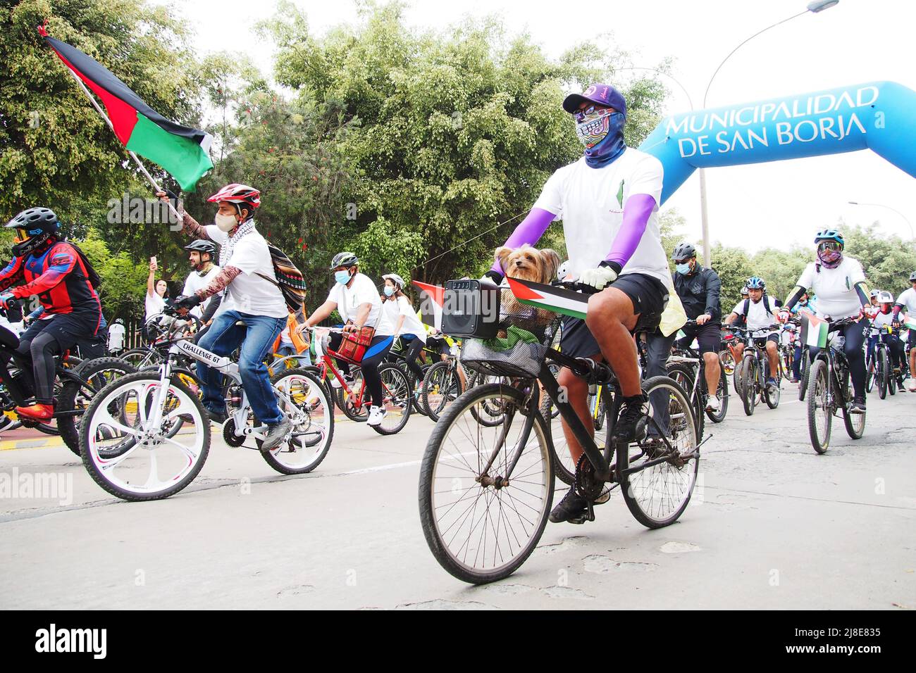 Migliaia di persone partecipano all'annuale giro in bicicletta nella giornata di Nakba a sostegno della popolazione palestinese che corre per le strade di Lima. La corsa è organizzata ogni anno dall'Ambasciata dello Stato di Palestina in Perù ogni 15th maggio per commemorare la Nakba o la grande catastrofe palestinese, È la data in cui il 1948 ha iniziato lo sfollamento del popolo palestinese e la perdita della loro patria a causa della fondazione dello Stato di Israele. Foto Stock