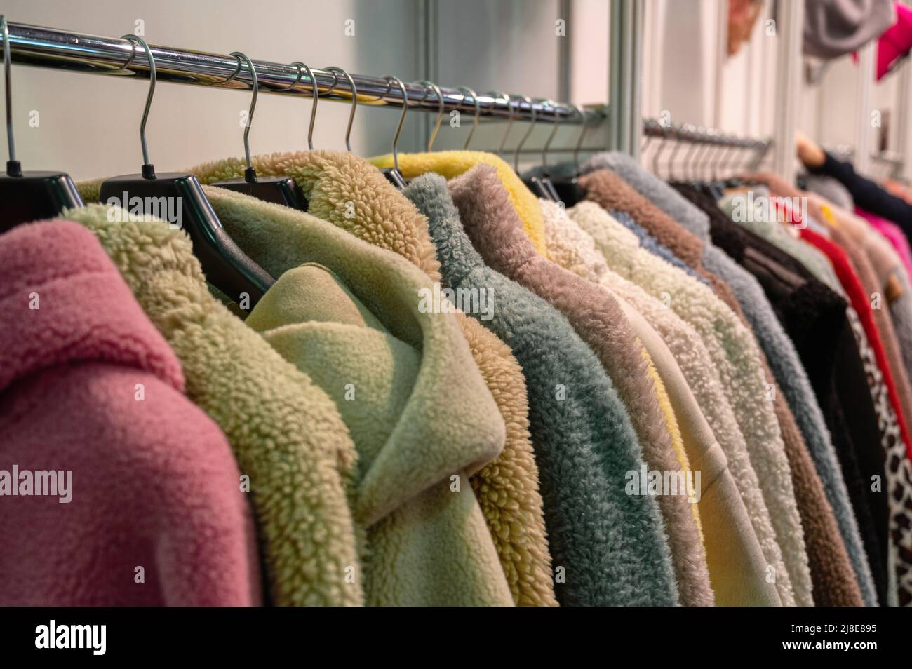 Collezione di cappotti e giacche alla moda in pelliccia sintetica Foto Stock