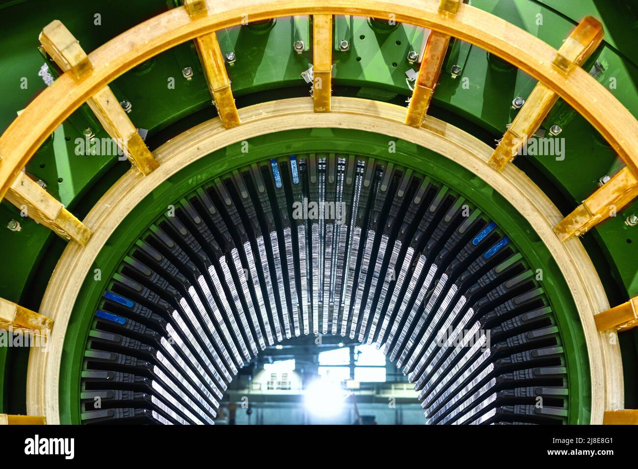 Avvolgimento dello statore del motore elettrico con barre bus in rame Foto Stock