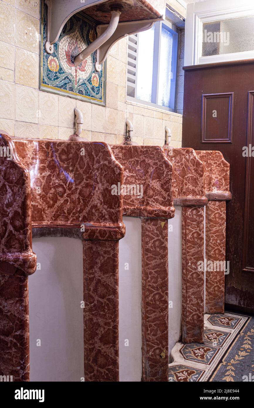 Orinatoio alla sala da pranzo Philharmonic a Liverpool, Inghilterra . Foto Stock