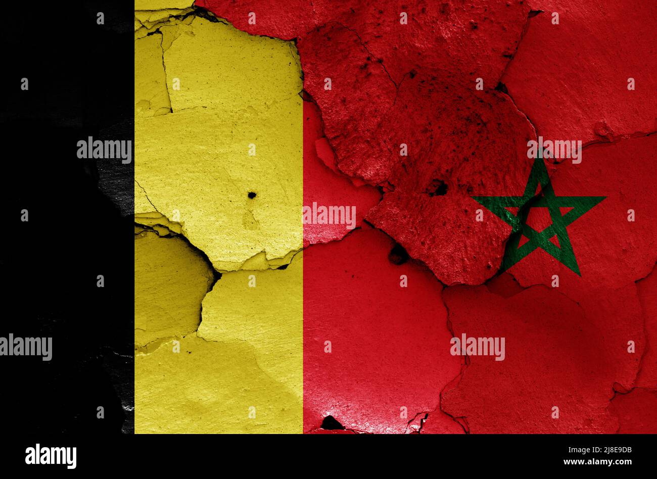 Bandiere del Belgio e del Marocco dipinte su pareti incrinate Foto Stock