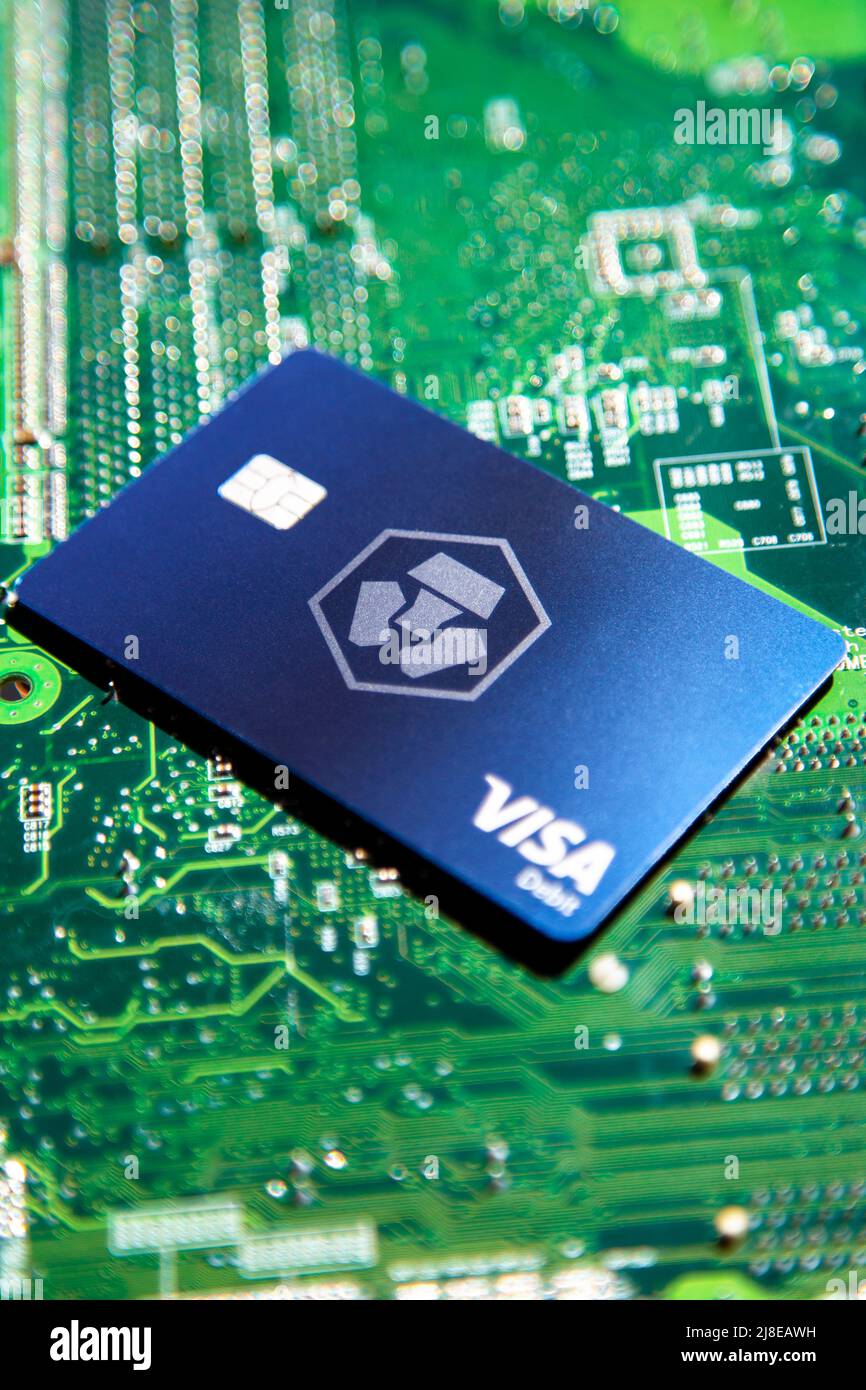 Crypto.com Visa Debit Reward Card sullo sfondo del circuito stampato Foto Stock
