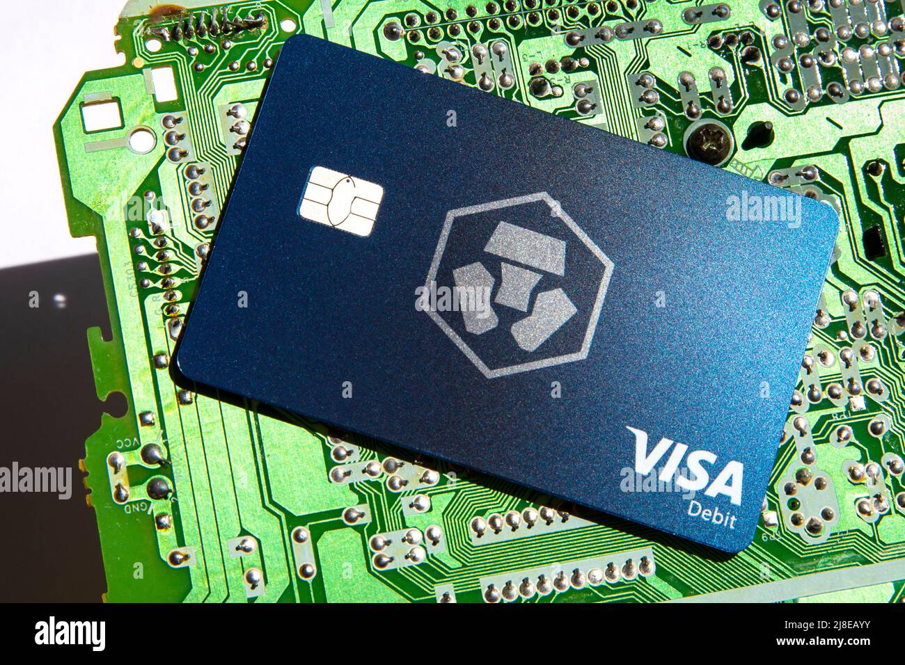 Crypto.com Visa Debit Reward Card sullo sfondo del circuito stampato Foto Stock