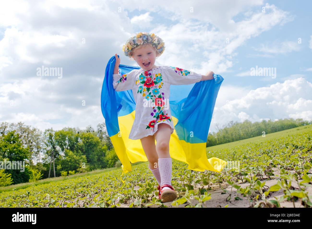 Vyshyvanka Day in Ucraina. Bandiera di Ucraina nelle mani di ragazza felice ucraino. Bambino con bandiera ucraina . Giorno dell'indipendenza. Giornata mondiale di Vyshyvanky Foto Stock