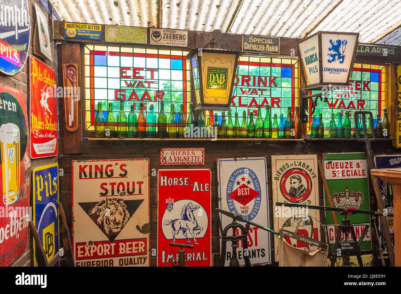 Breda, Brabante Nord, Paesi Bassi, 15.05.2022, Interior of Beer Advertising Museum a Breda Foto Stock