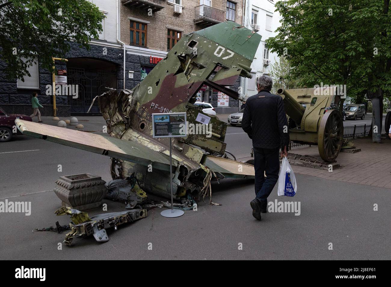 Una mostra di un aereo russo distrutto si trova sulla strada di Kyiv. Quando Kyiv iniziò a volgersi verso una città relativamente tranquilla, il governo ucraino iniziò a mostrare in pubblico i veicoli russi distrutti come propaganda per la guerra in corso. Foto Stock