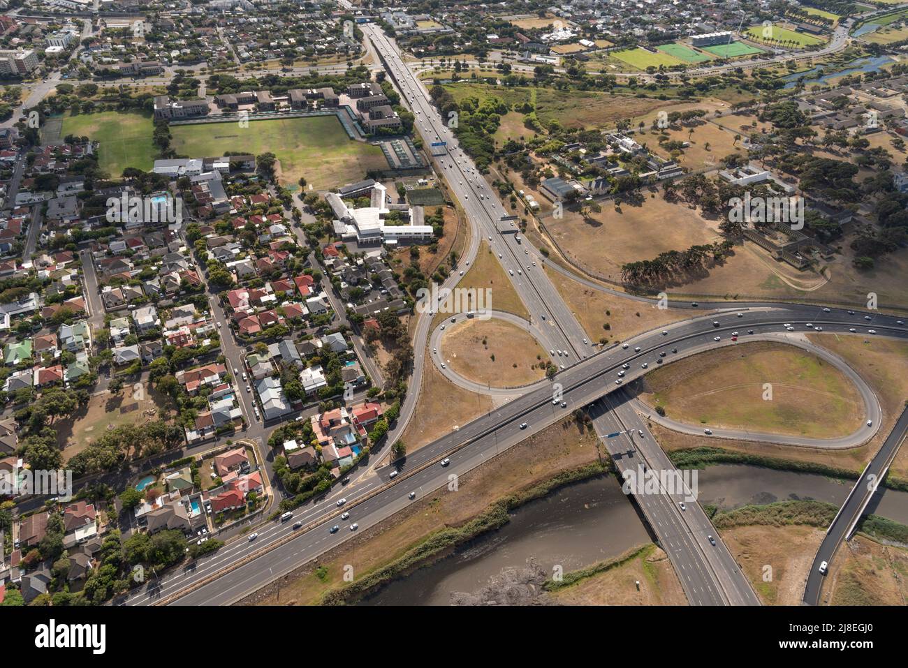 Città del Capo, Sudafrica. 2022. Vista aerea delle autostrade M5 e N2 e dell'ospedale Valkenberg in alto a destra vicino al centro di Città del Capo. Foto Stock