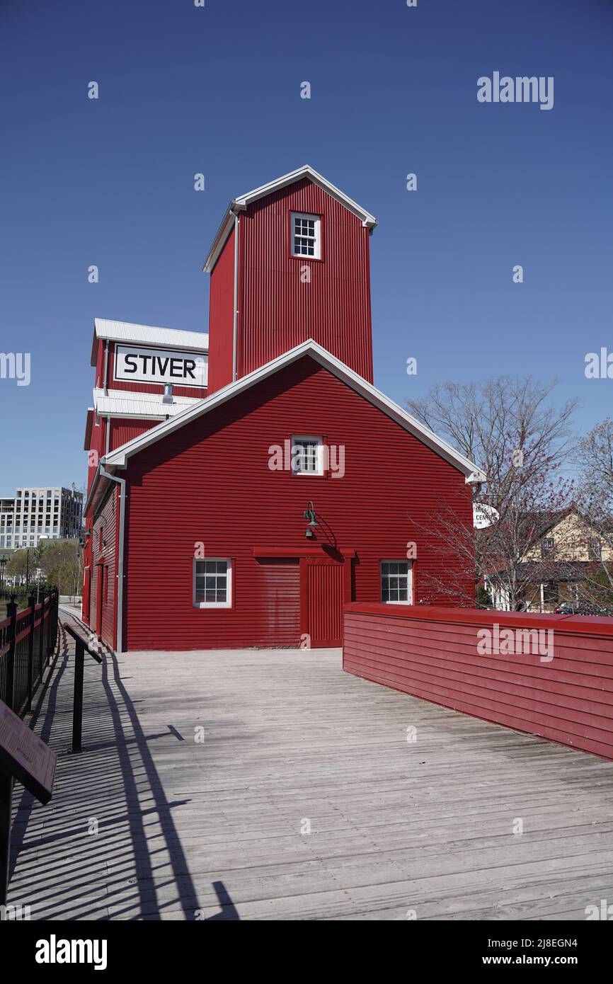 Un luminoso rosso 19th secolo ex mulino planante, ora un edificio storico punto di riferimento a unionville Street, a markham, vicino Toronto Ontario Canada Foto Stock