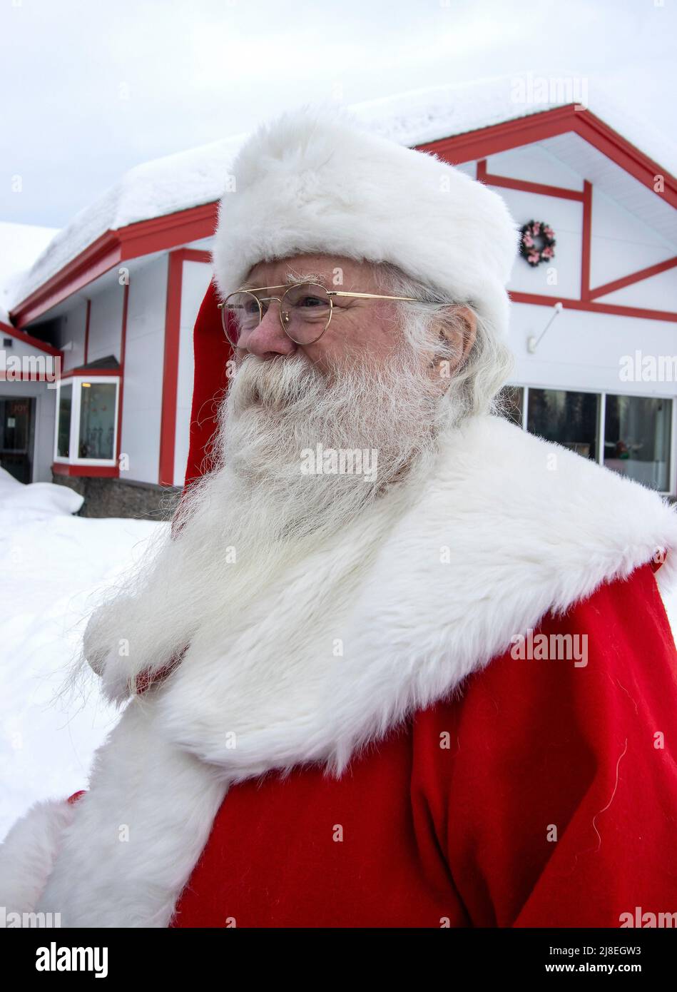 Babbo Natale pone per le foto fuori dalla Casa di Babbo Natale a Polo Nord, AK, vicino a Fairbanks, AK. Foto Stock