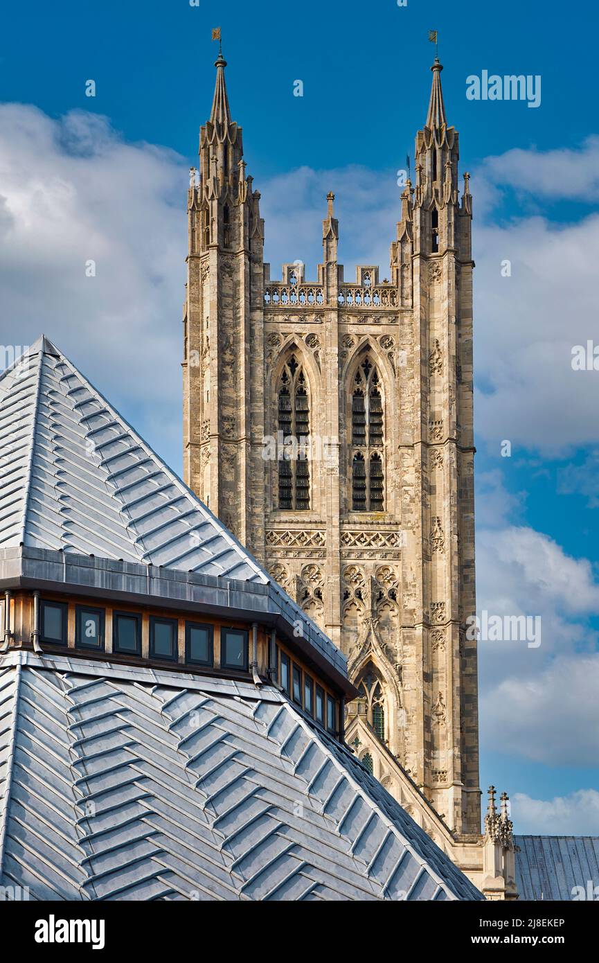 Canterbury Cathedral, Bell Harry Tower, ornate Lead Roof, del Cathedral Conference Center Foto Stock