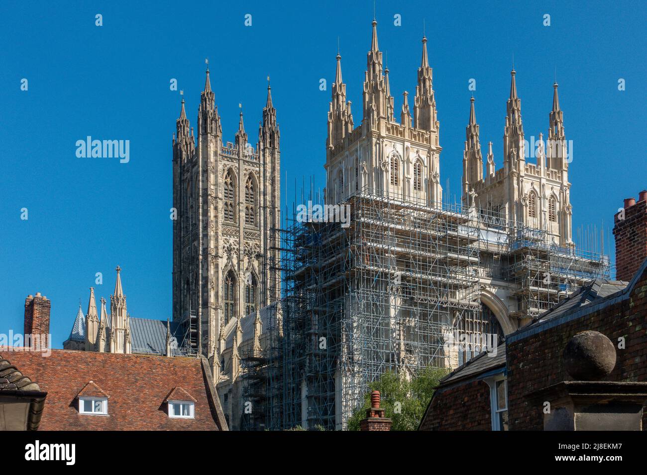 Svelando il restauro delle Torri Occidentali, la Cattedrale di Canterbury, nel corso del 2022 il ponteggio è in fase di smantellamento e le Torri Occidentali si protrarranno Foto Stock