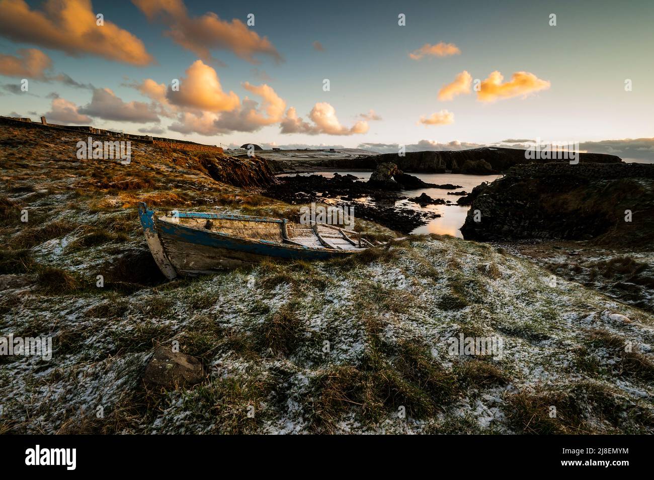 Uno yole trascurato e disusato che riposa nel suo noost vicino alla costa meridionale di Fair Isle, dove sembra avere per molti anni Foto Stock