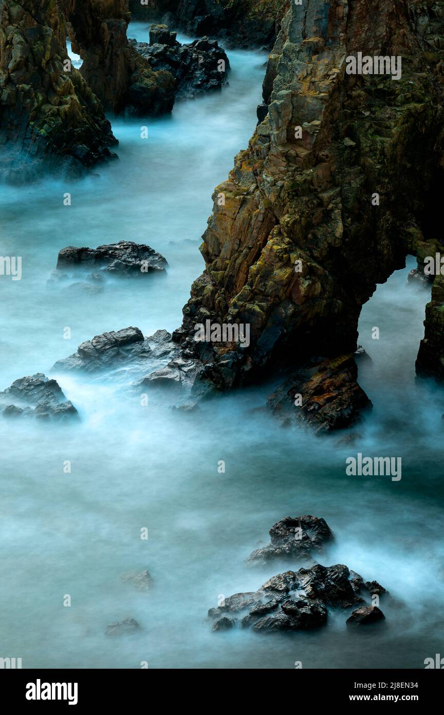 Una pila di roccia e arco di roccia, Fair Isle Foto Stock