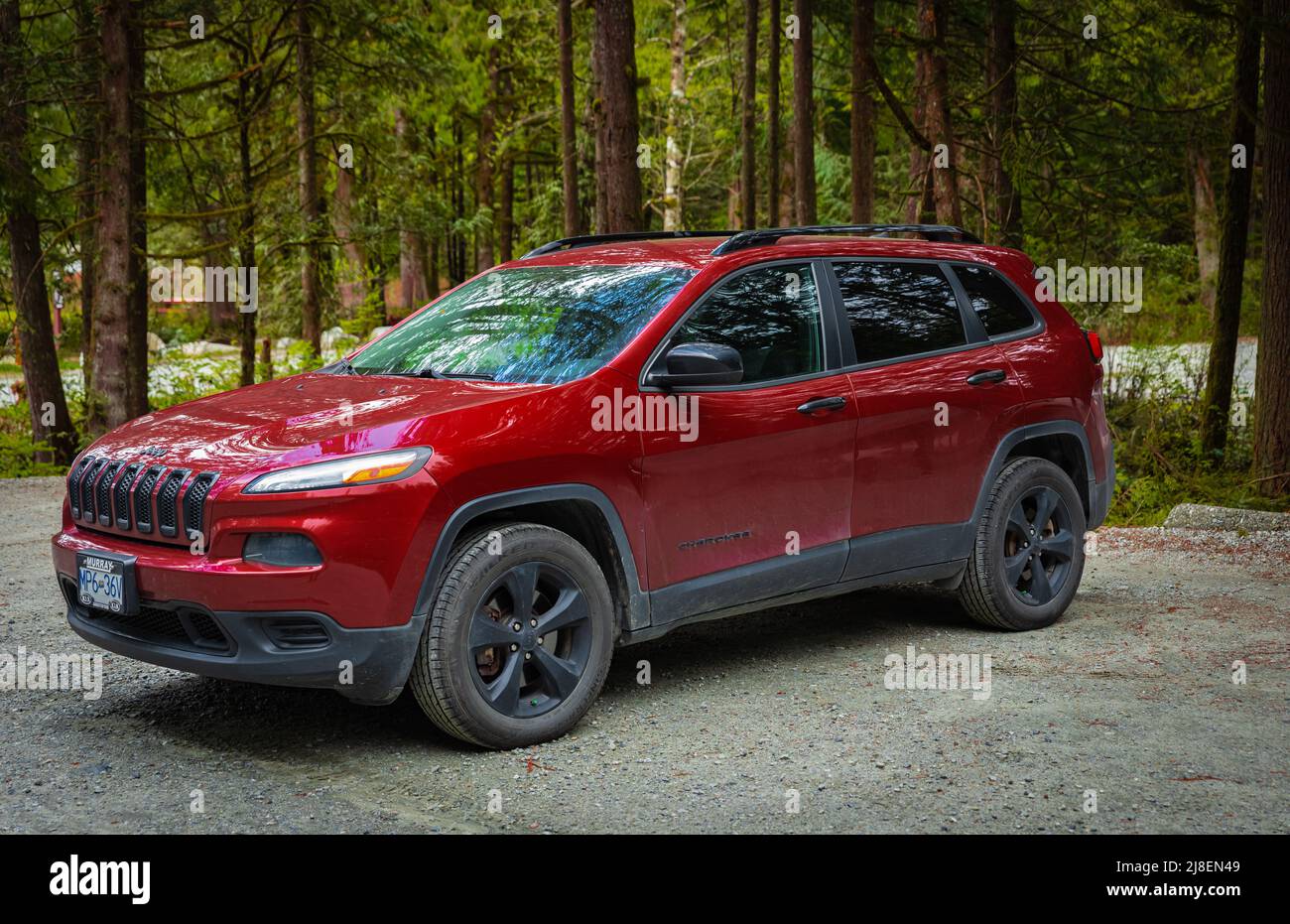 Jeep Cherokee vista anteriore, tre quarti vista, faro off-April 27,2022-Vancouver BC, Canada. Street view, nessuno, editoriale Foto Stock