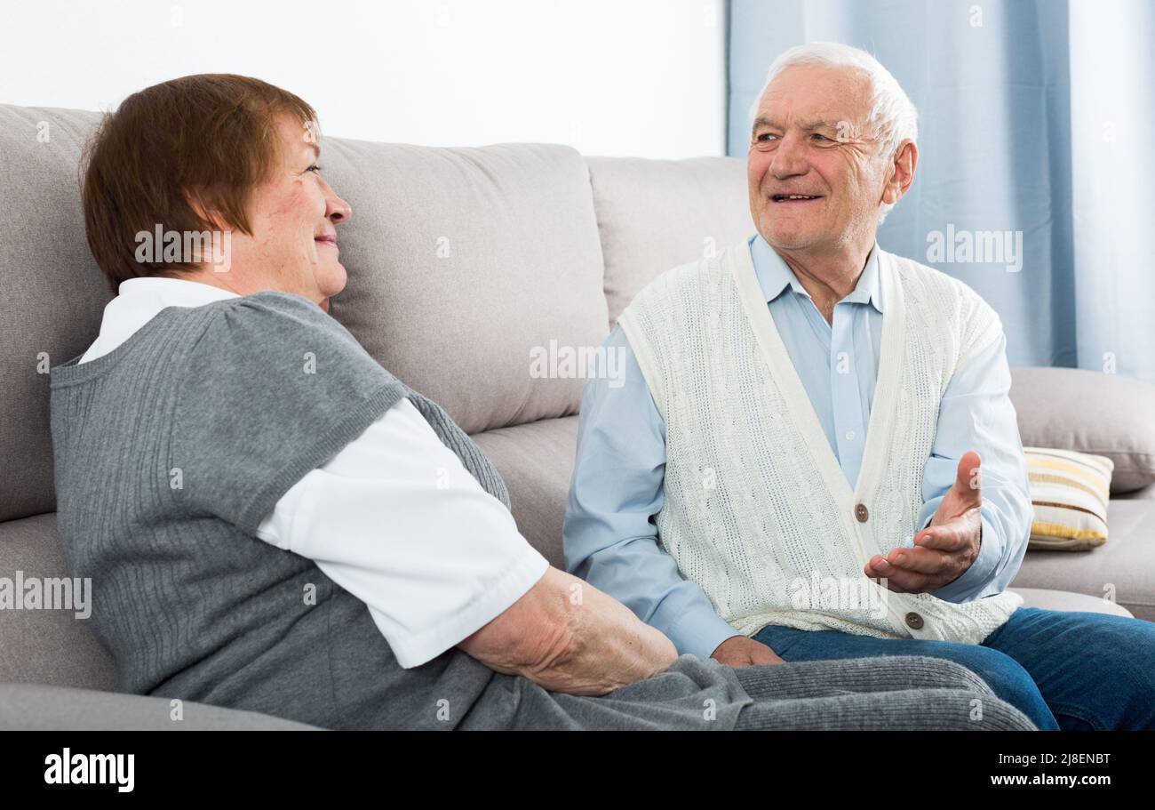 La coppia anziana parla calorosamente Foto Stock